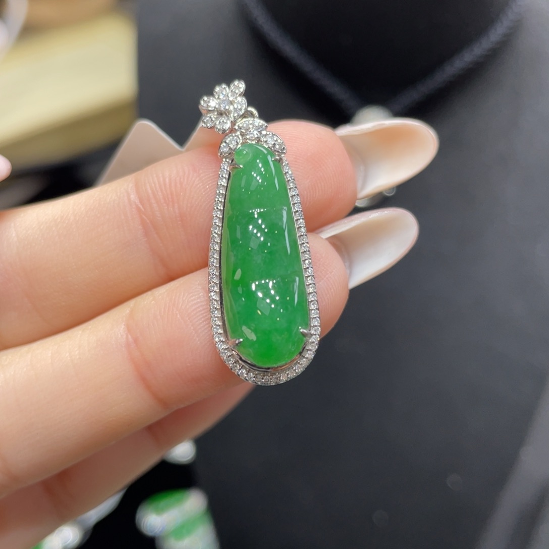 翡翠颈饰18K金镶嵌天然缅甸翡翠a货