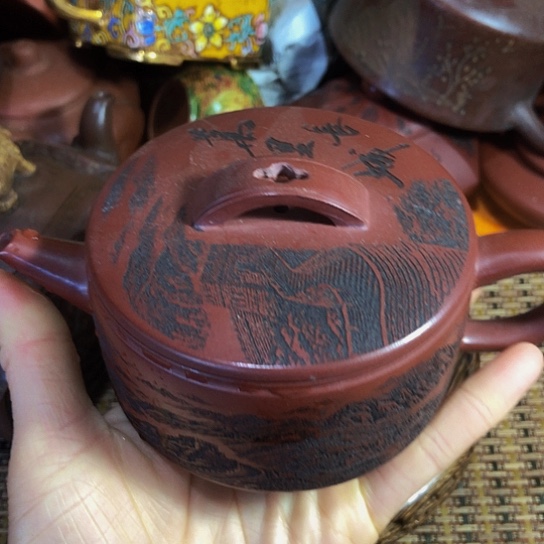 紫砂茶壶原矿泥料手工制作的一把紫砂壶。