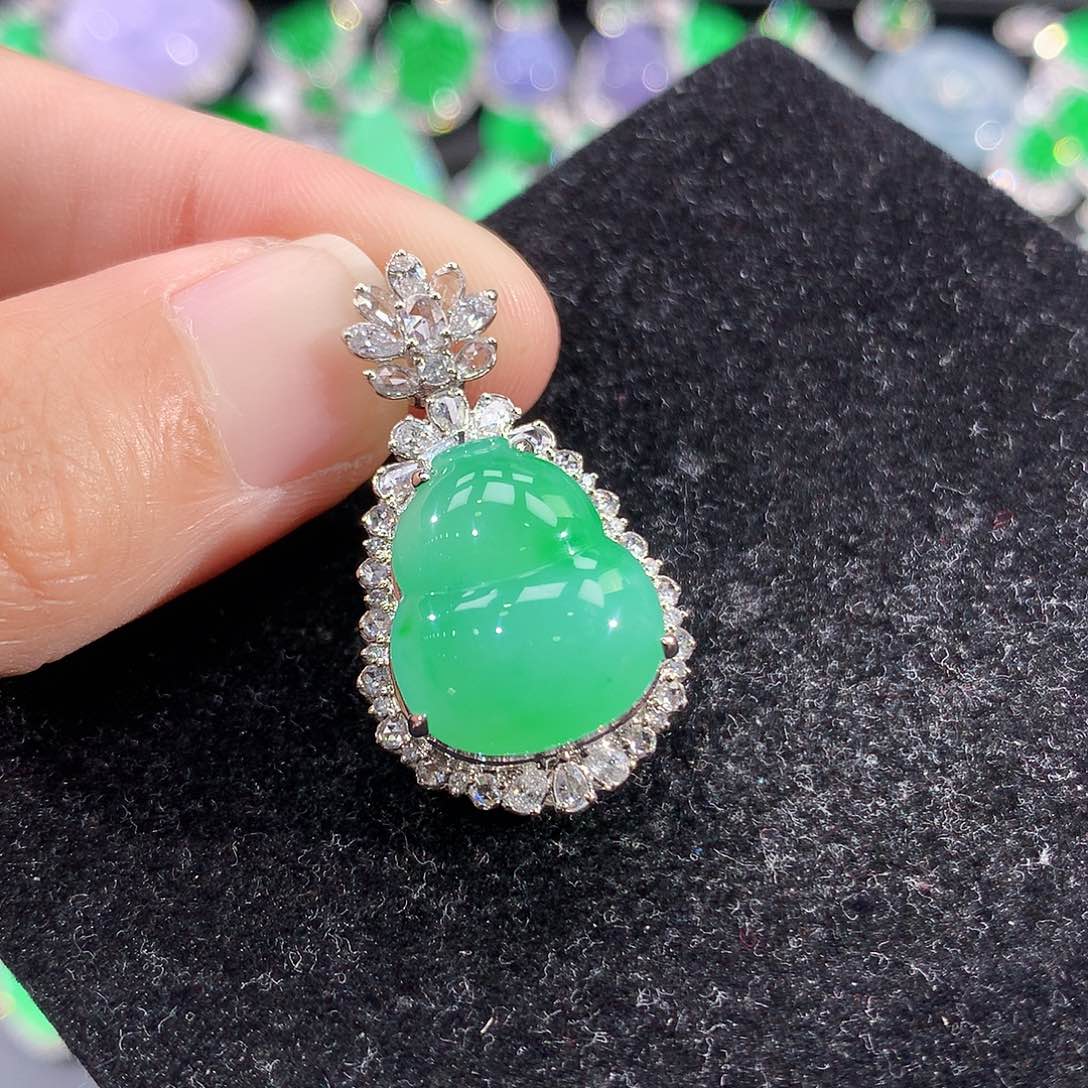 翡翠18K金镶嵌颈饰