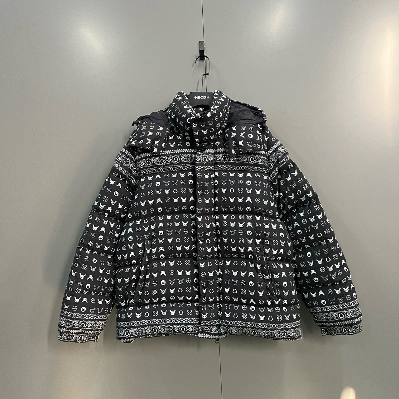 95新 MONCLER ab12 014227 皮卡丘羽绒服 4码