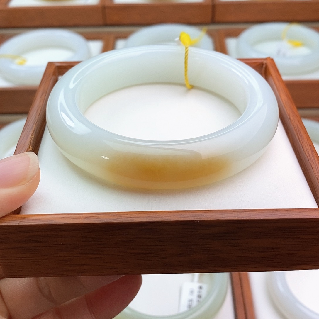 和田玉（糖玉）手镯未镶嵌玉**园