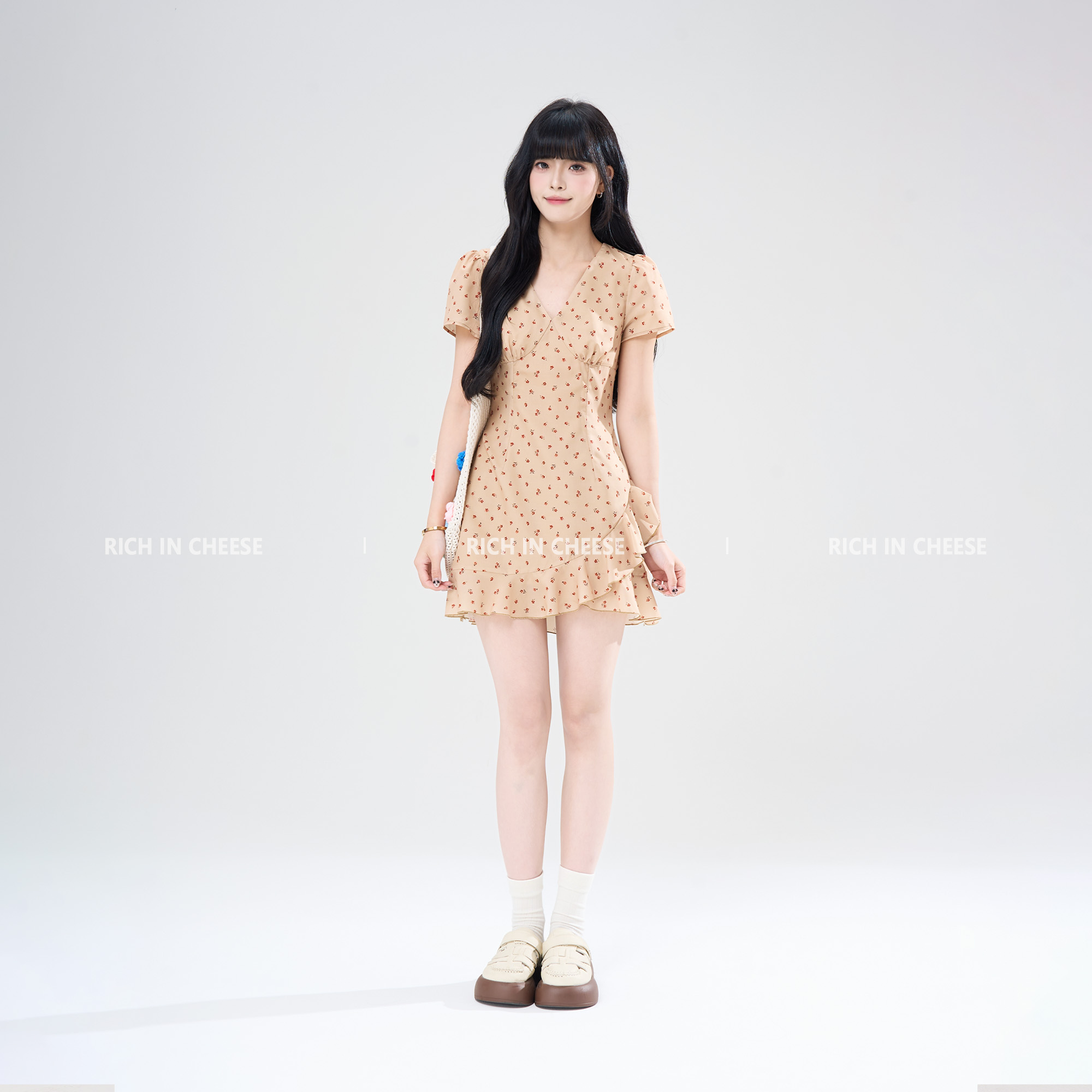 【清清】RICHINCHEESE 仲夏日记 法式V领设计浪漫碎花显瘦连衣裙