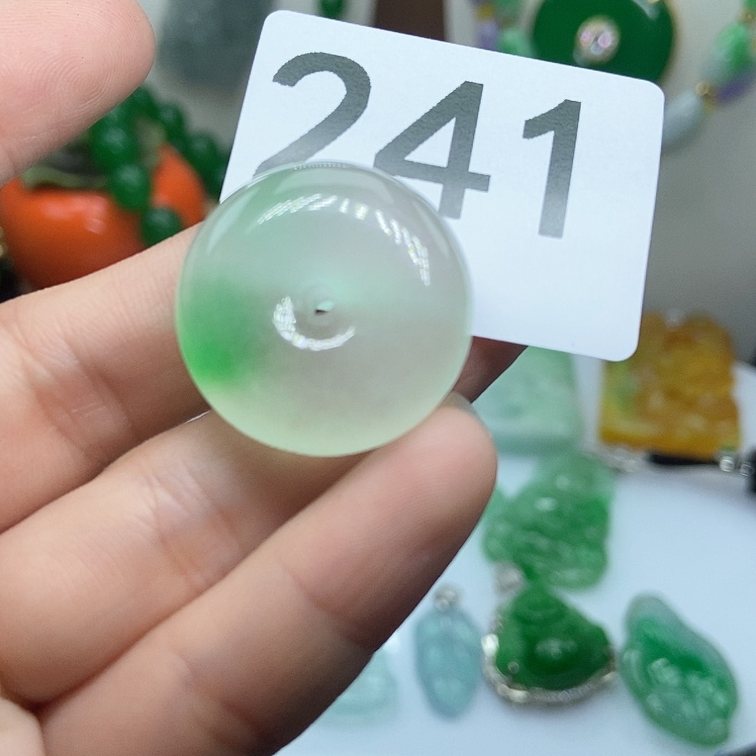 翡翠吊坠(赠链)未镶嵌