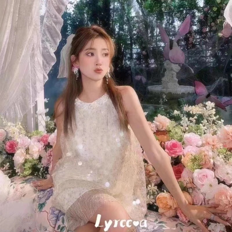 夏季洋气减龄显瘦站重工亮片刺绣挂脖连衣裙