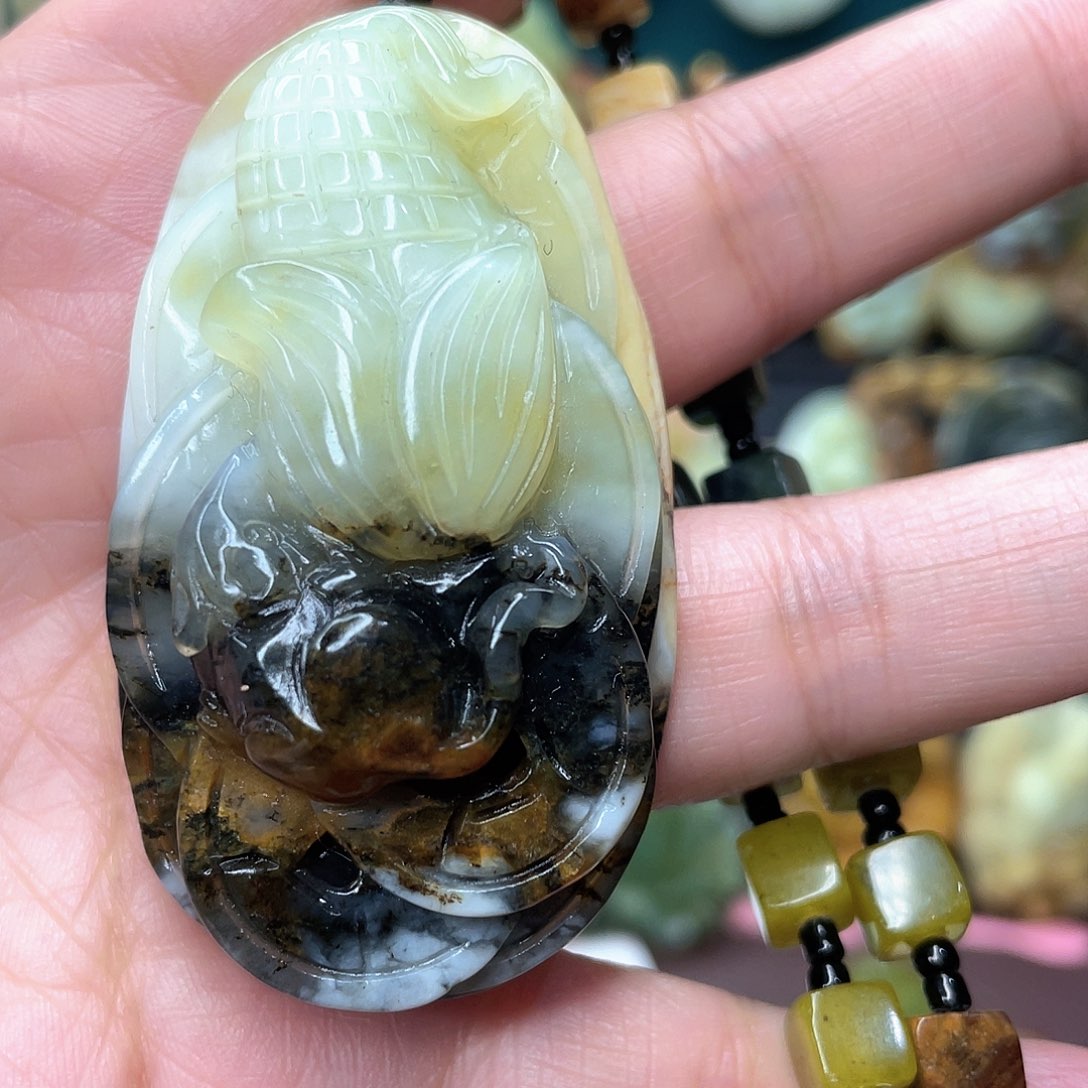 蛇纹石玉颈饰未镶嵌