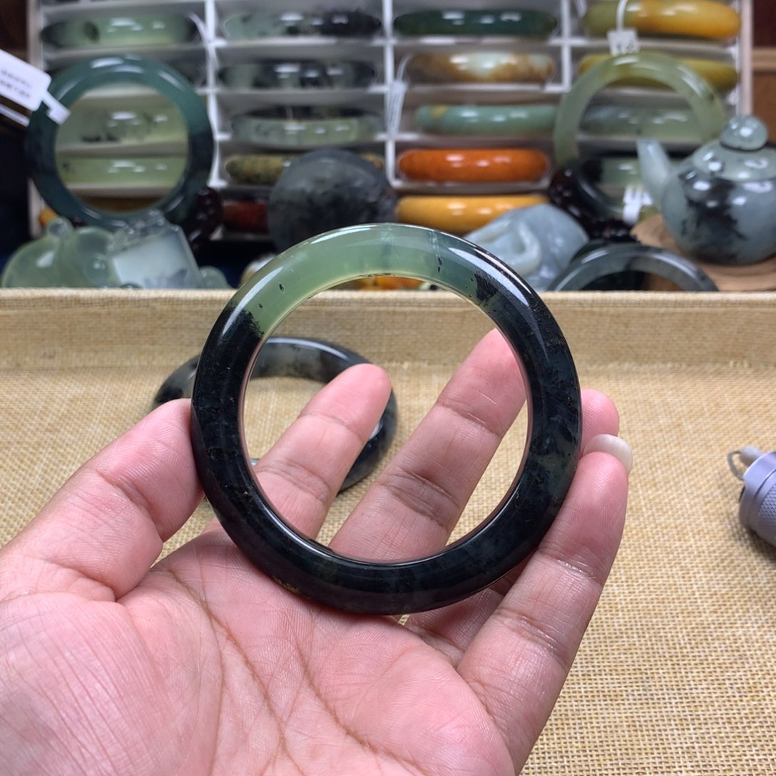 蛇纹石玉手镯未镶嵌文*