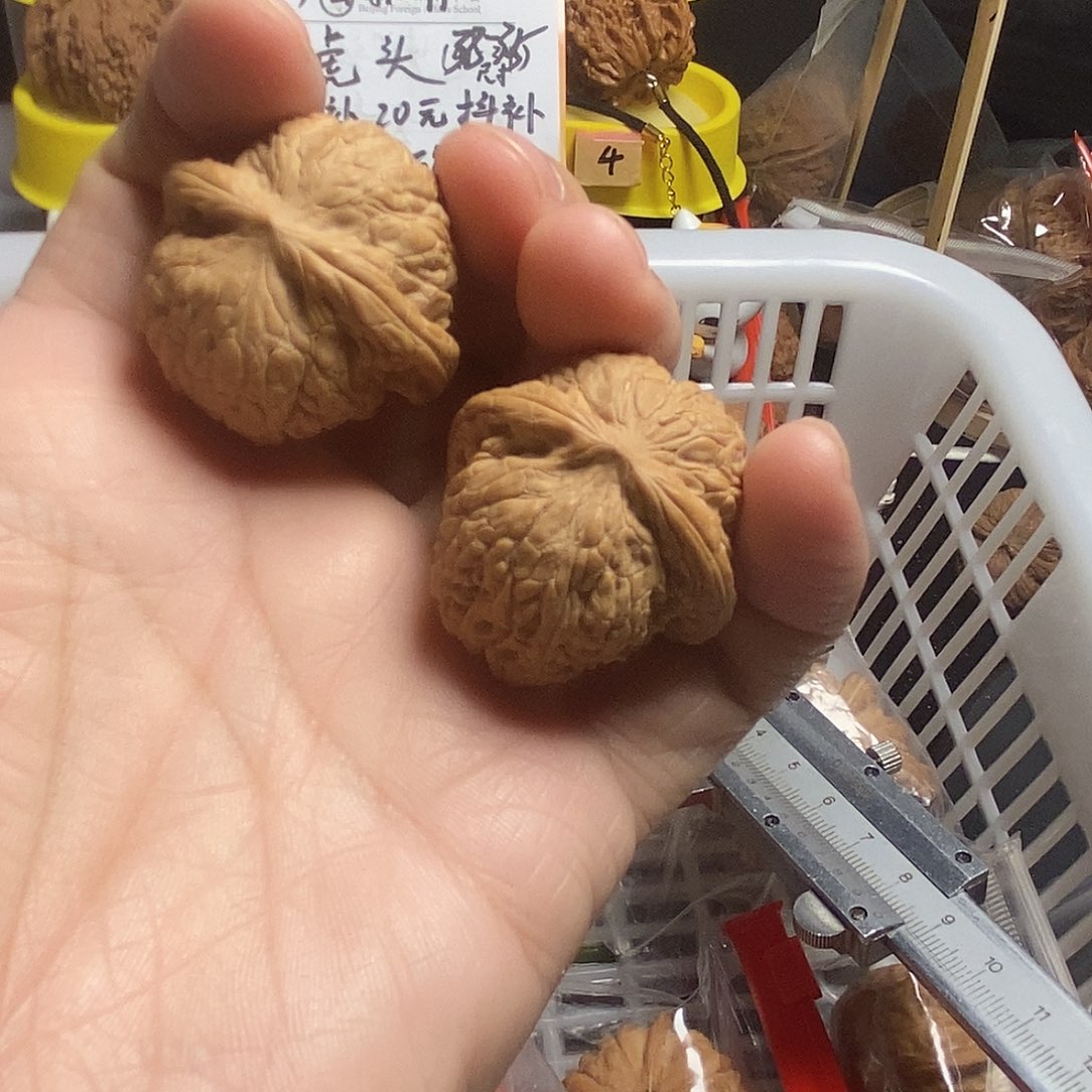 文玩核桃吊坠红宝石36