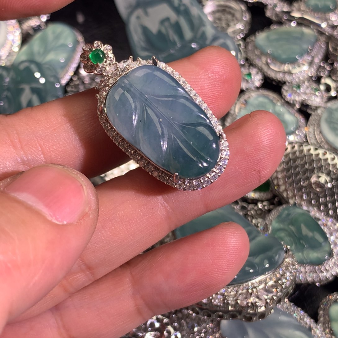 翡翠颈饰未镶嵌叶子