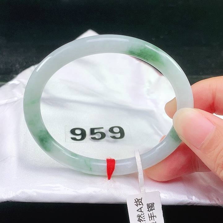 未镶嵌手镯（贵妃镯）翡翠