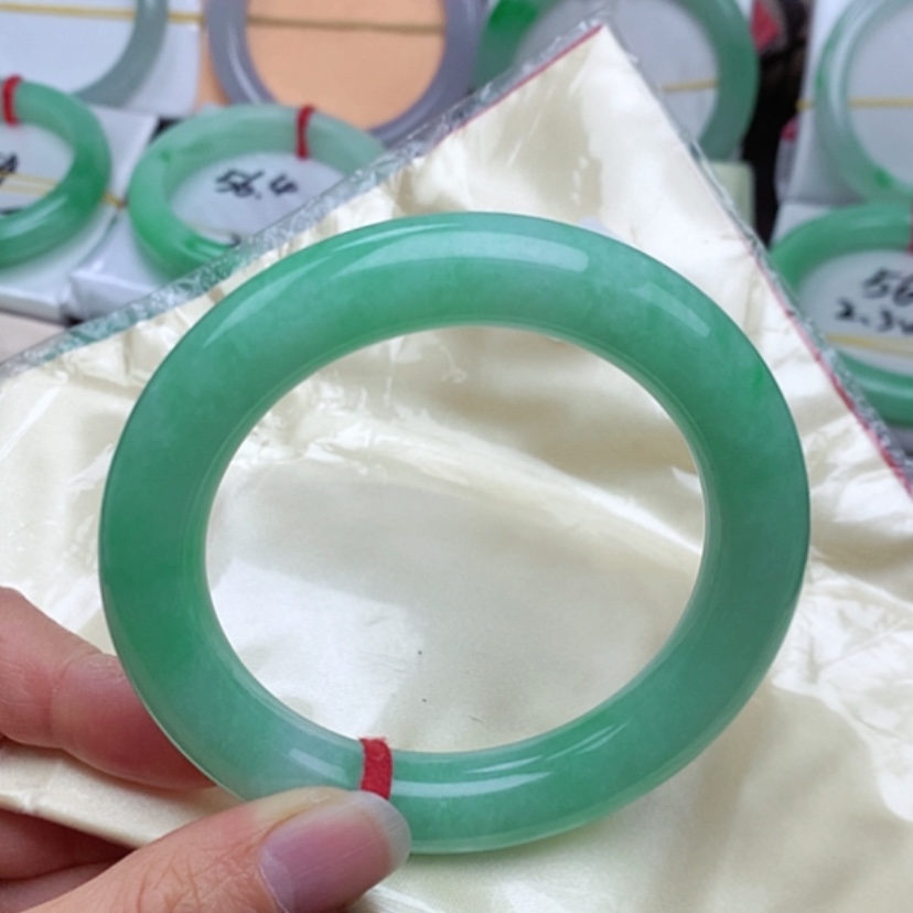 【闪购商品】翡翠手镯未镶嵌           圆条58-59