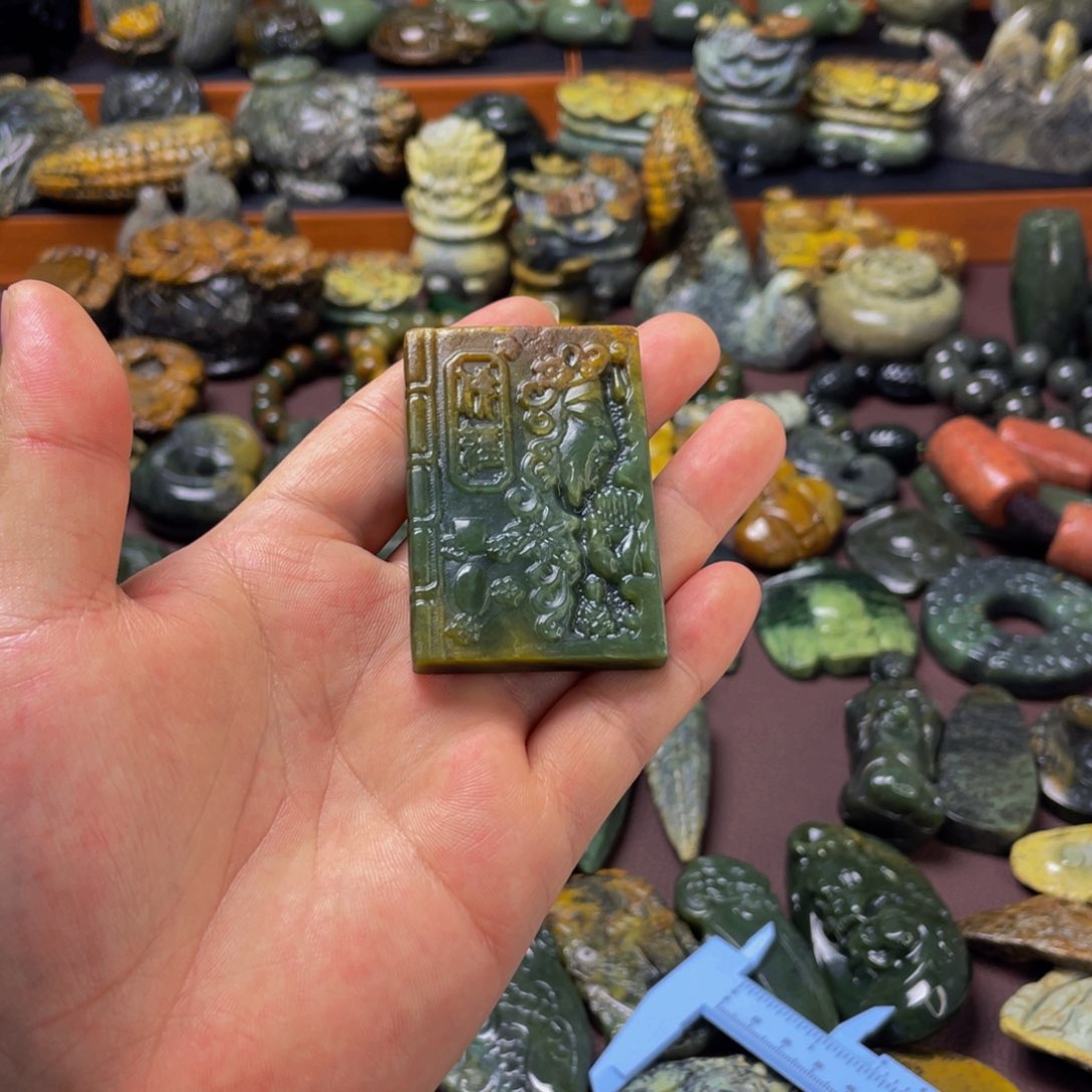 【闪购商品】未镶嵌岫岩河磨玉（透闪石质玉）挂件裕****云