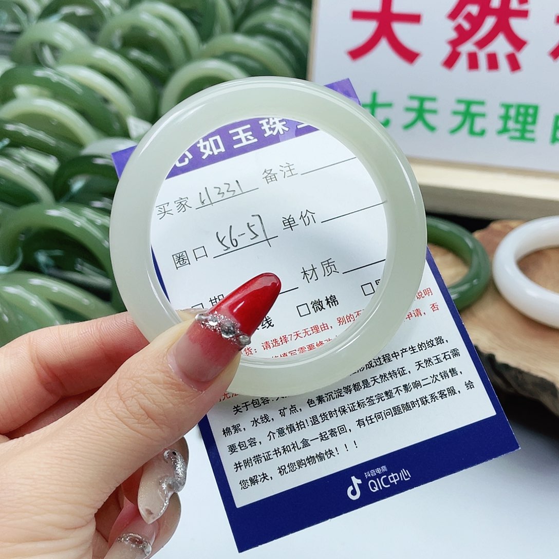 和田玉手镯未镶嵌时*人