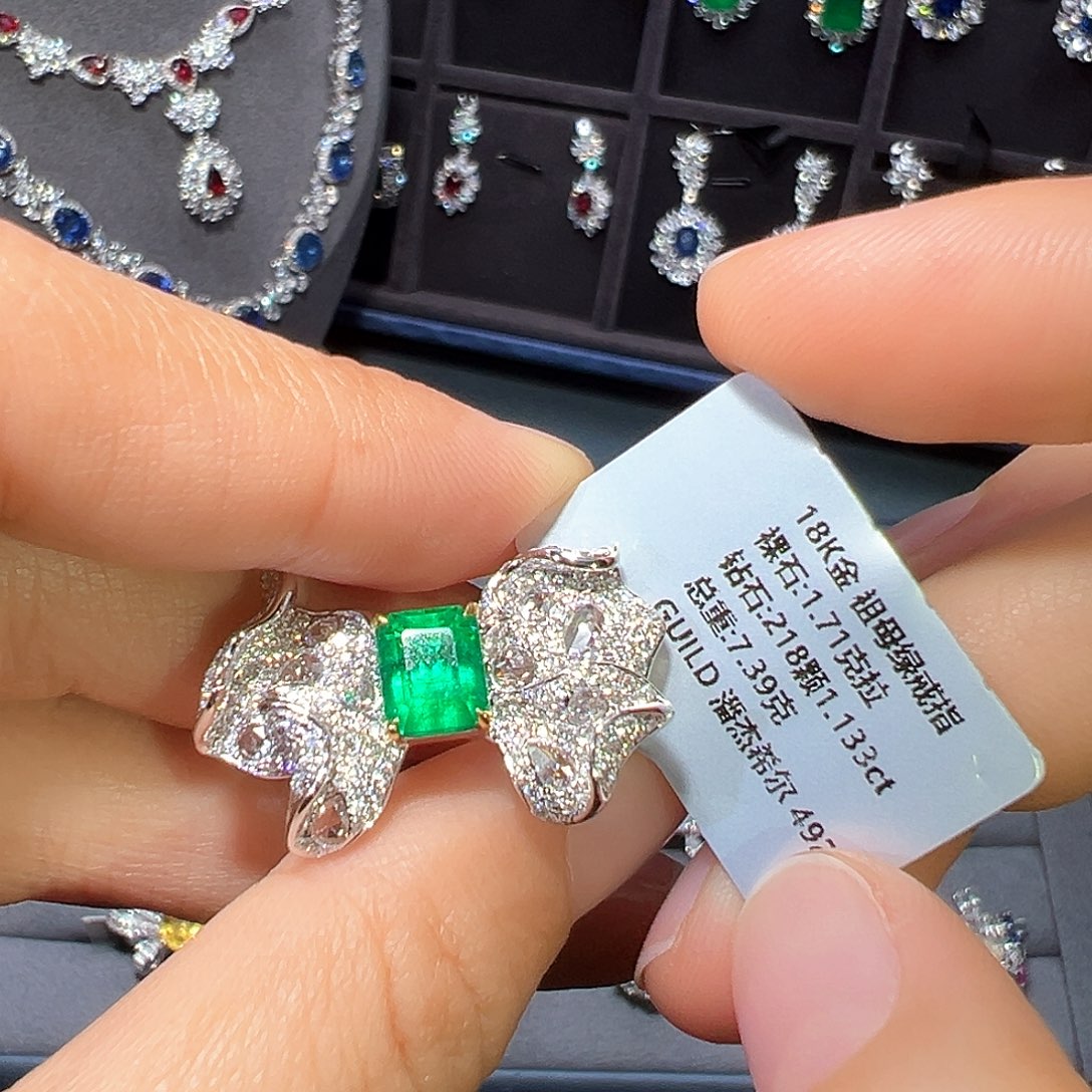 祖母绿戒指18K金镶嵌