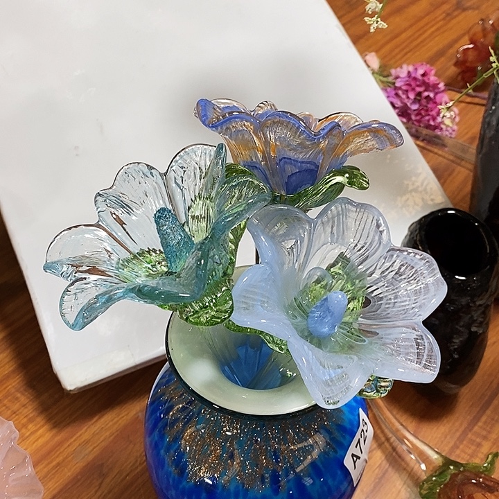 3只百合花高35厘米左右