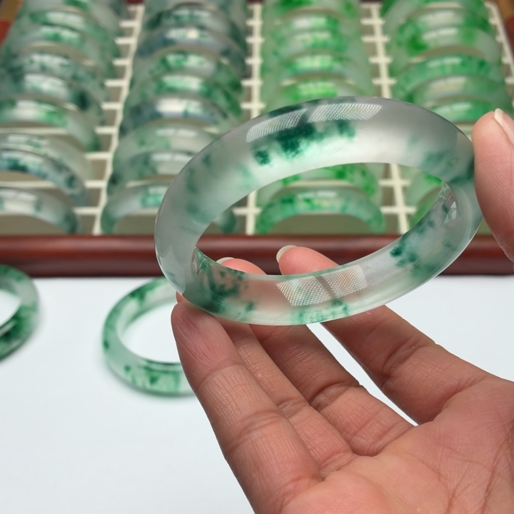 一***一石英质玉未镶嵌手镯