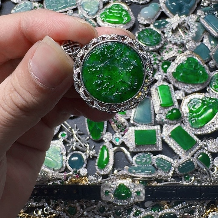 翡翠颈饰未镶嵌天然A货翡翠放漏