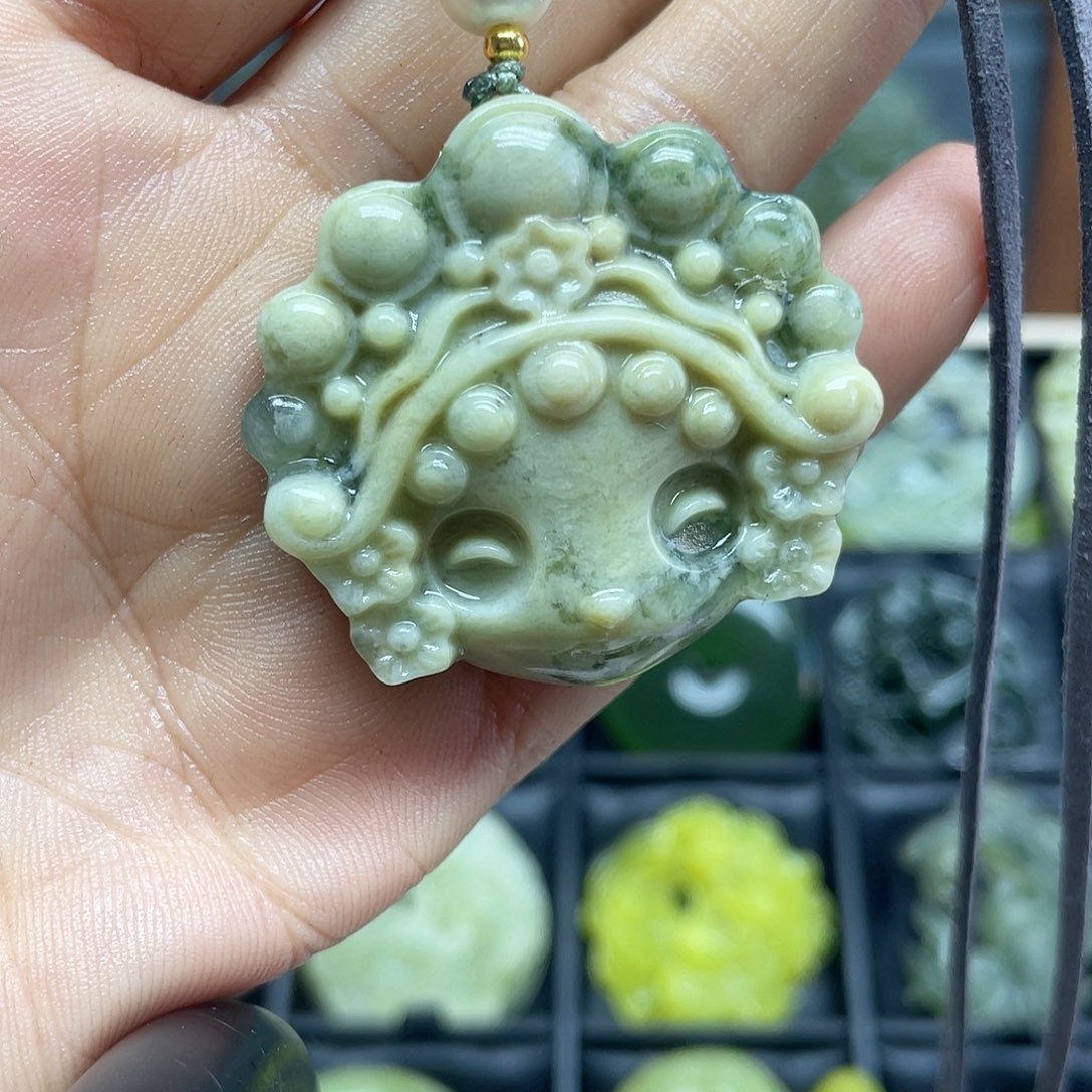 蛇纹石玉未镶嵌颈饰