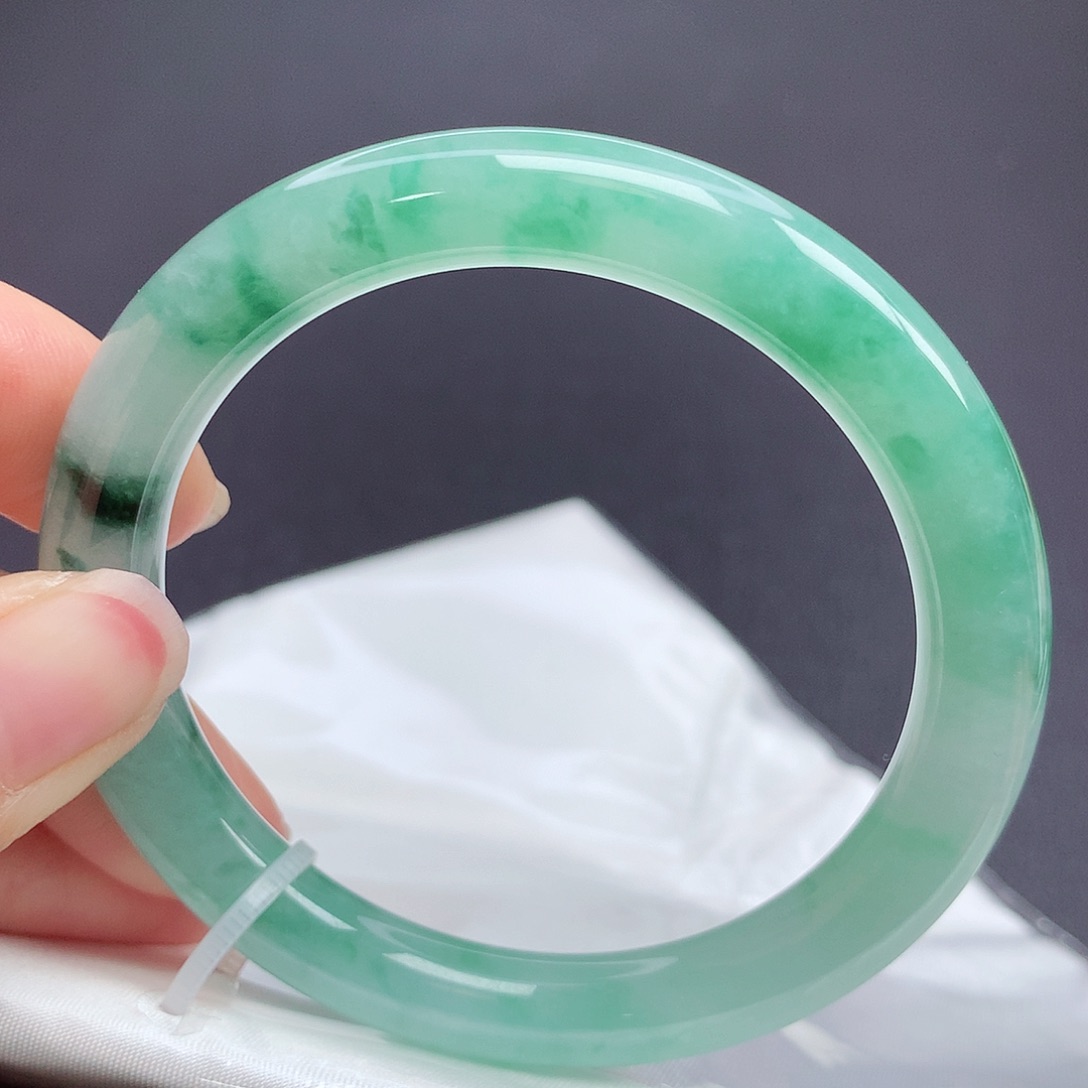 翡翠手镯（圆镯）未镶嵌54圈口