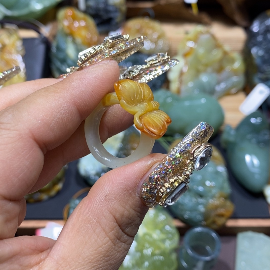 蛇纹石玉颈饰未镶嵌云