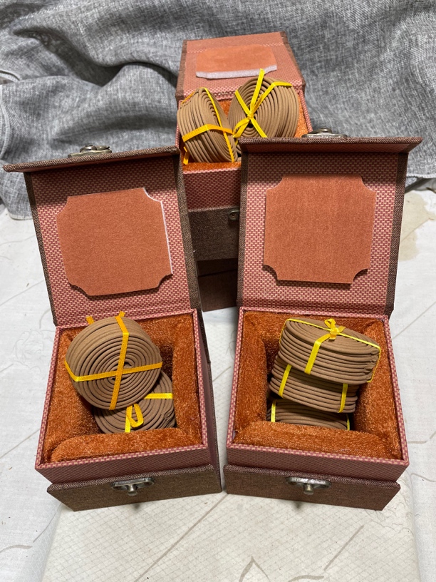 沉香盘香1盒3扎54盘，海南皮油十铁板头做成，零化学物质，清香清爽。