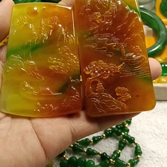 翡翠未镶嵌颈饰菩**音