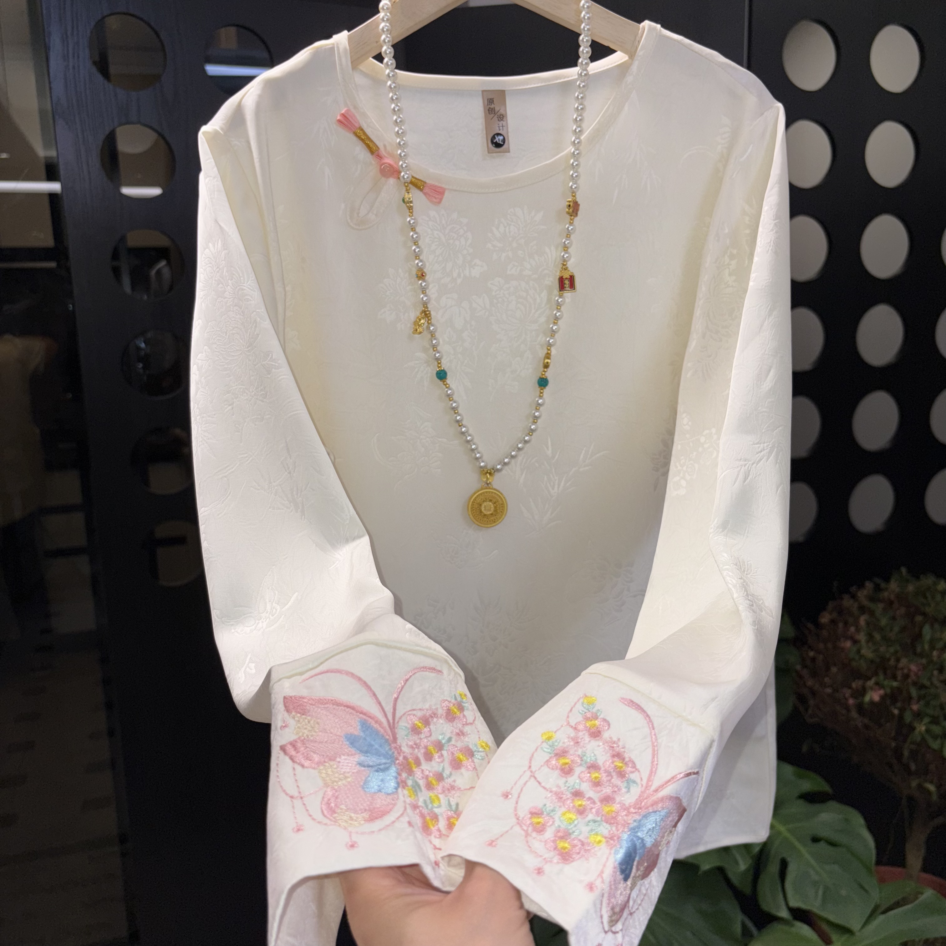 “圆领蝴蝶”刺绣上衣   双面滑垂坠小衫 高定款打底衫