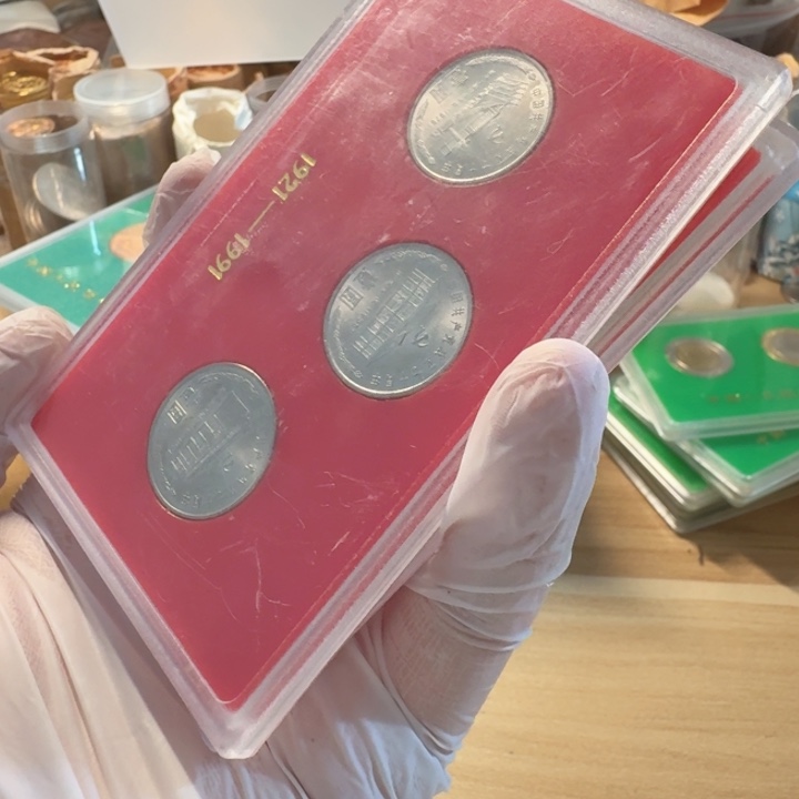 其他普通金属红盒，人行盒，党70一套，盒子花