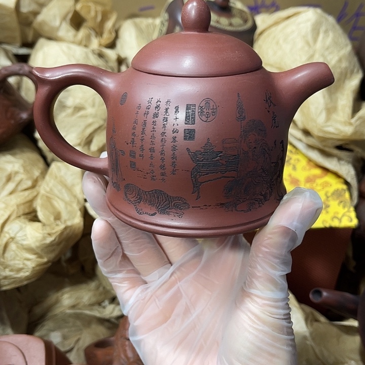 紫砂茶壶原矿泥料，手工制作的一把紫砂壶。