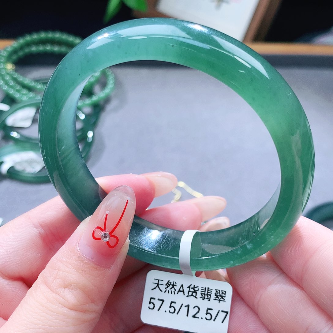 翡翠未镶嵌手镯（圆镯）