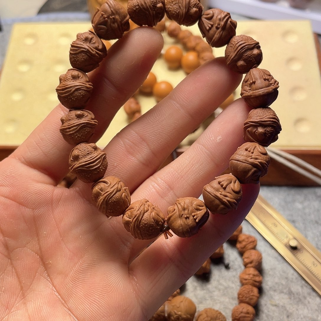 龙纹桃核雕刻呱呱来财