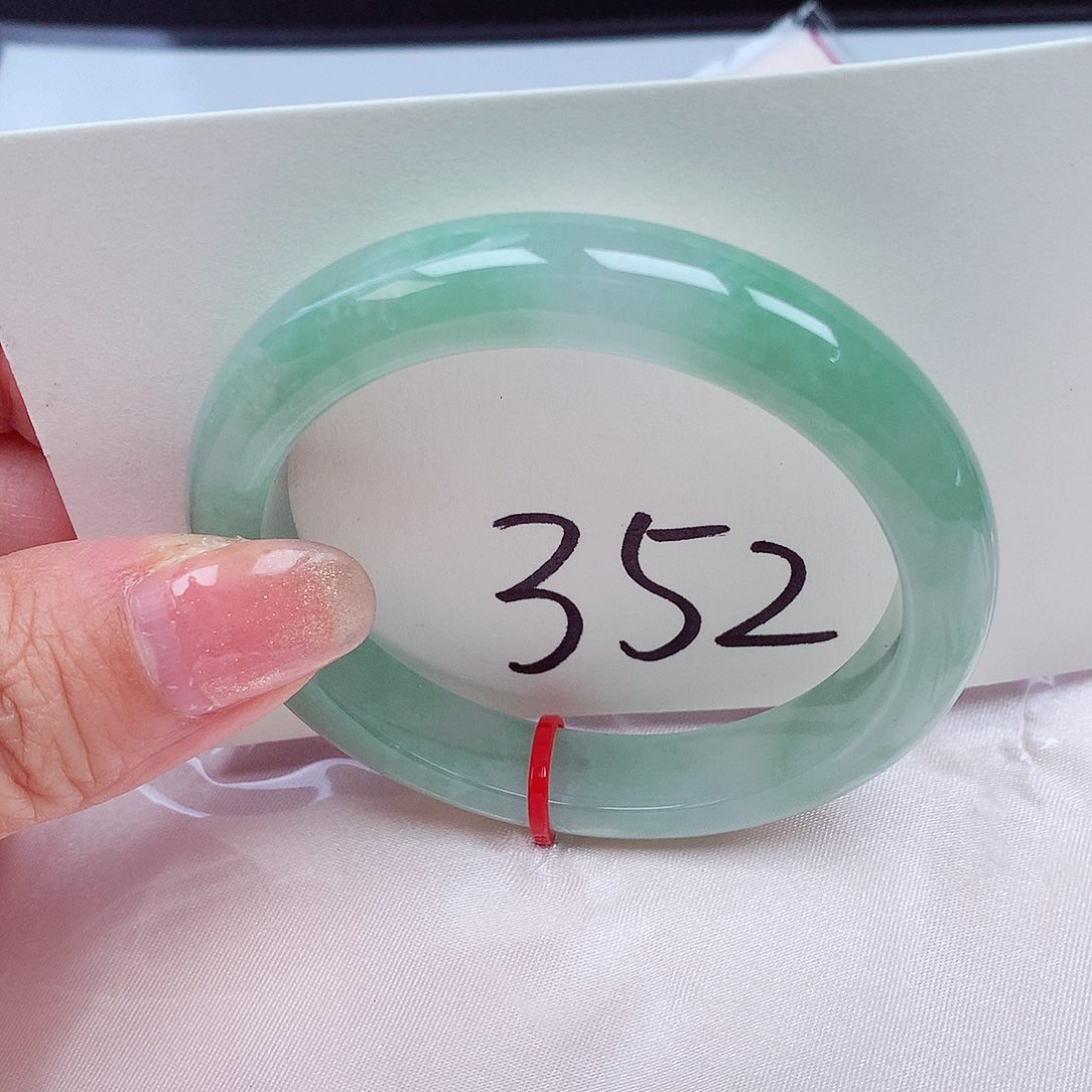 翡翠手镯未镶嵌翡翠