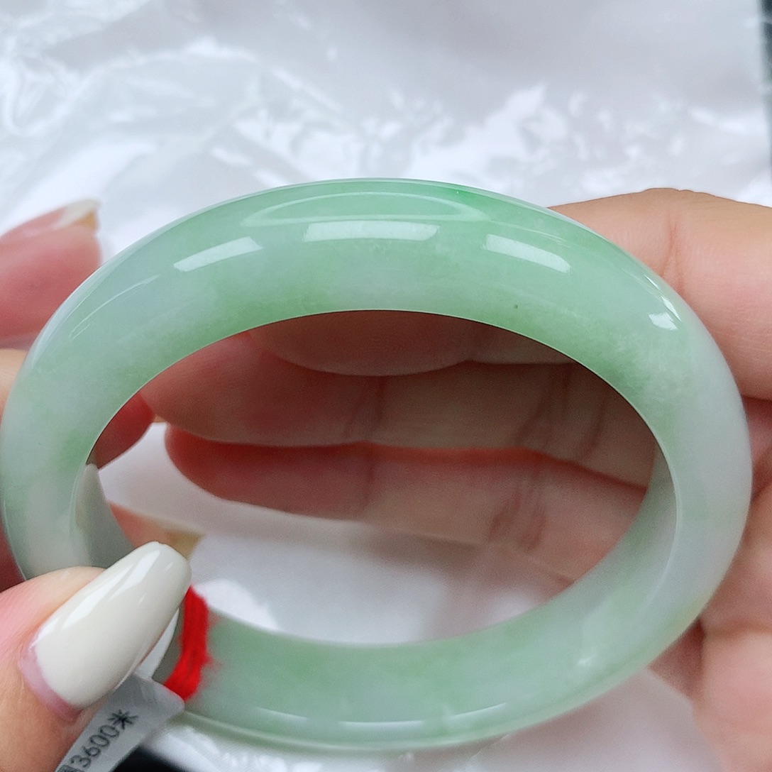 翡翠手镯未镶嵌早5