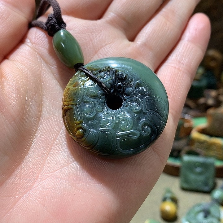 未镶嵌岫岩河磨玉（透闪石质玉）挂件很***人