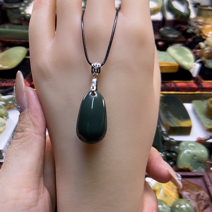 颈饰未镶嵌岫岩老玉（透闪石质玉）