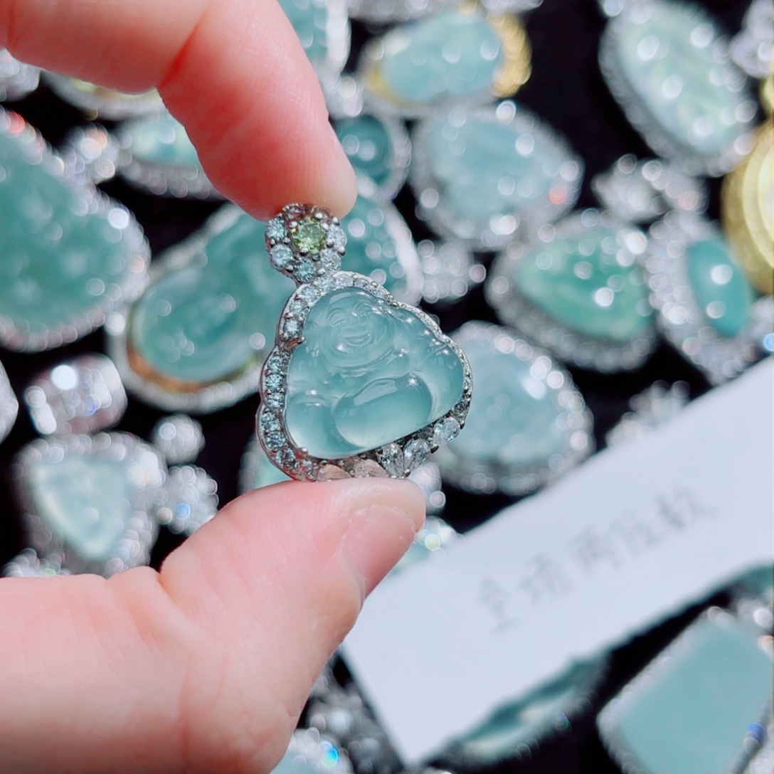 翡翠颈饰未镶嵌佛公