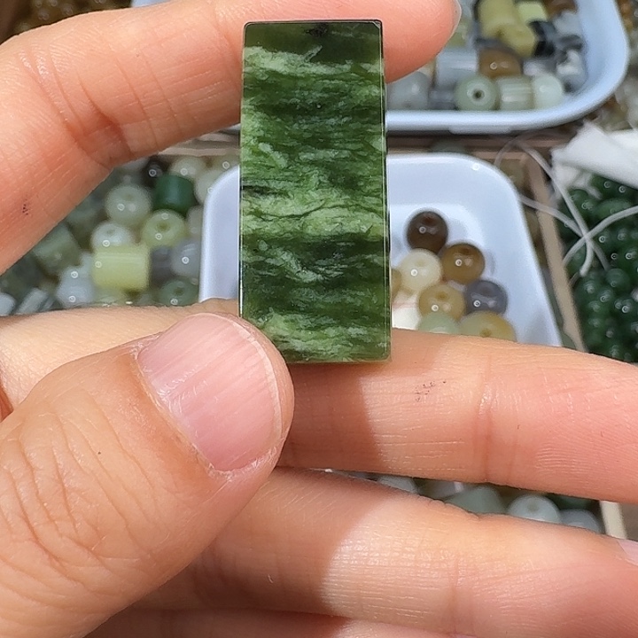 杨***哟和田玉（碧玉）未镶嵌颈饰14357