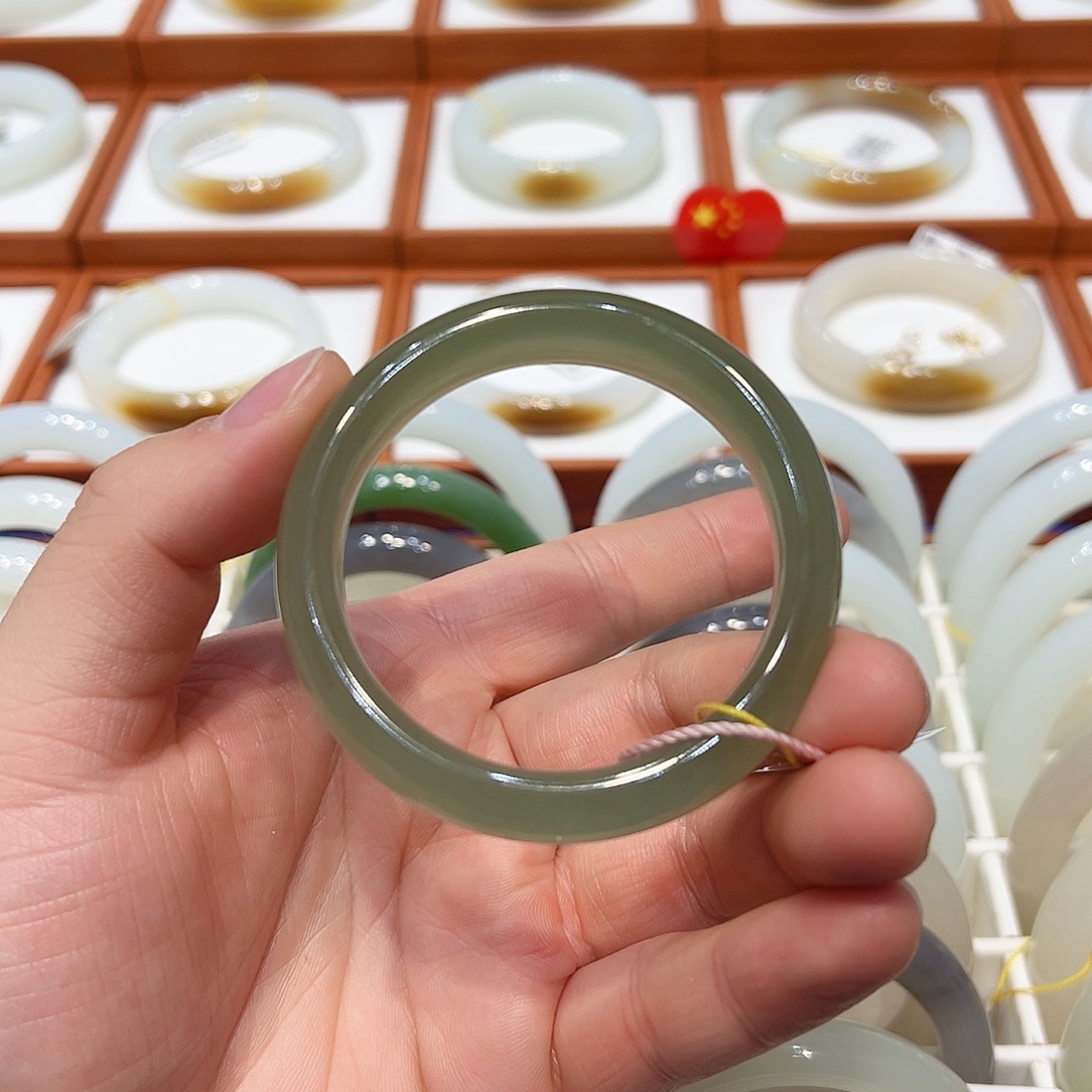 和田玉手镯未镶嵌冰湖水