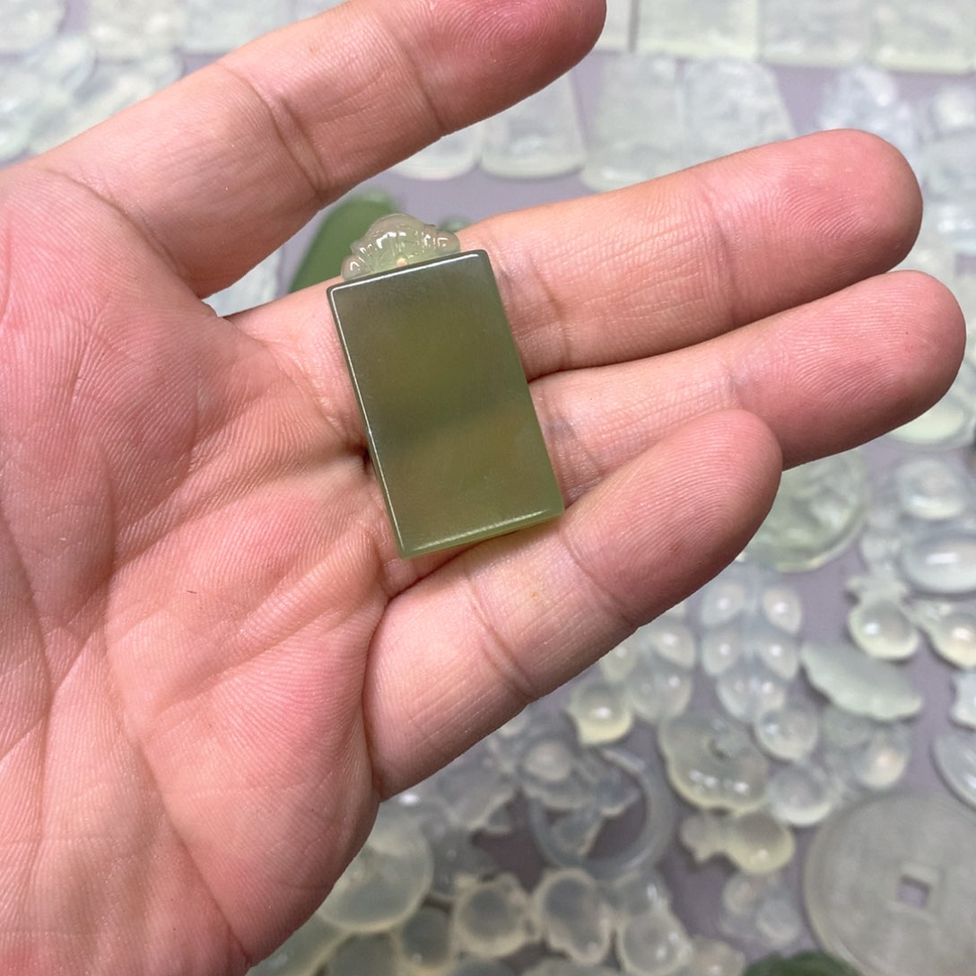 蛇纹石玉颈饰未镶嵌李*