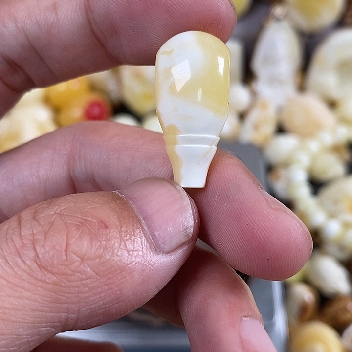 琥珀裸石未镶嵌我