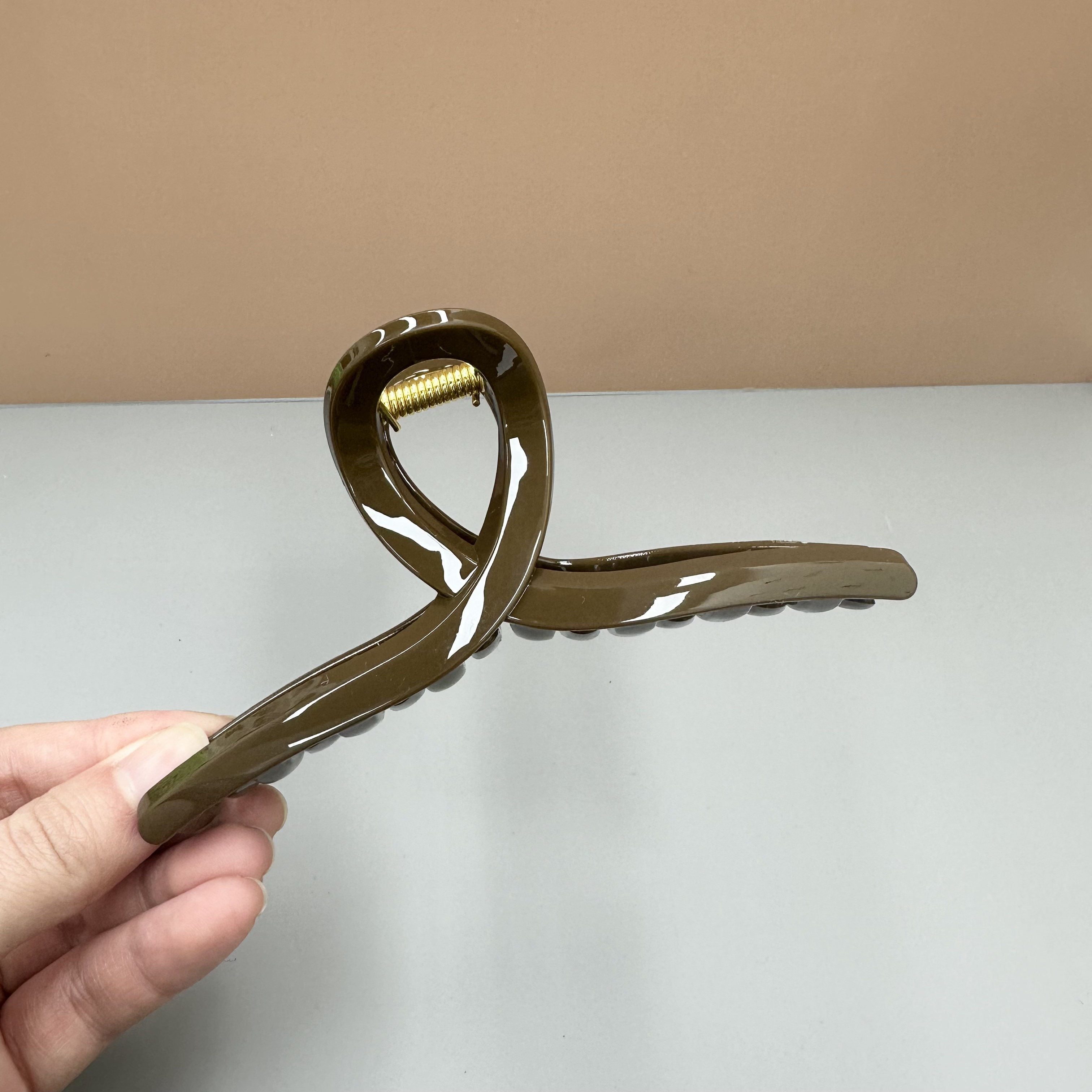 L550夕洛榉木棕又字13cm新款抓夹复古百搭气质鲨鱼夹简约小众时尚