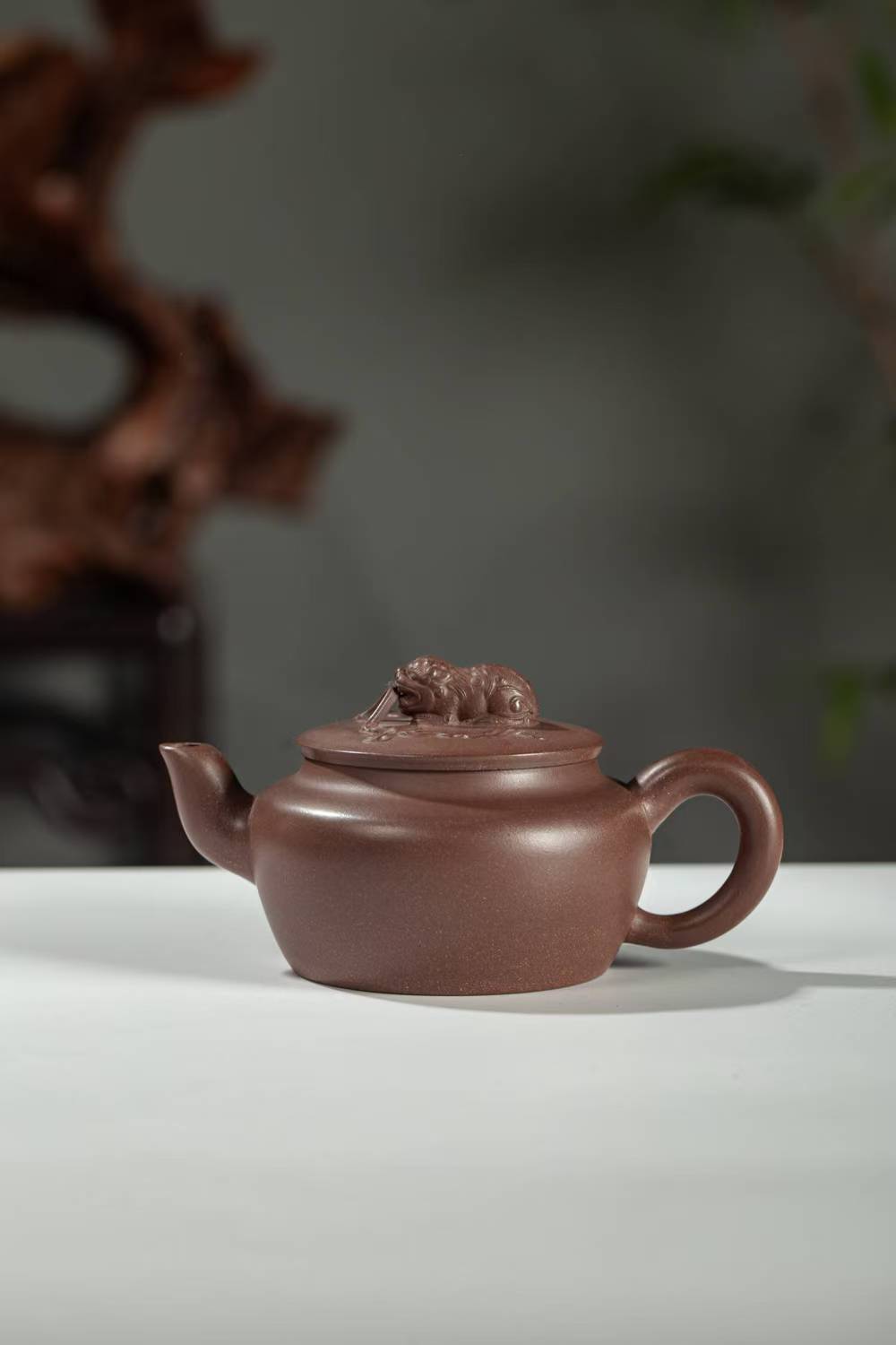 宜兴年代陈腐段泥紫砂花器34CC半手工精品红泥狮钮飘带壶