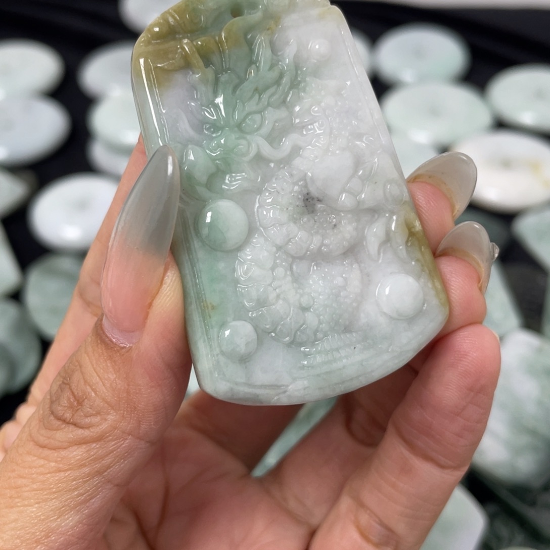 翡翠未镶嵌颈饰龙牌