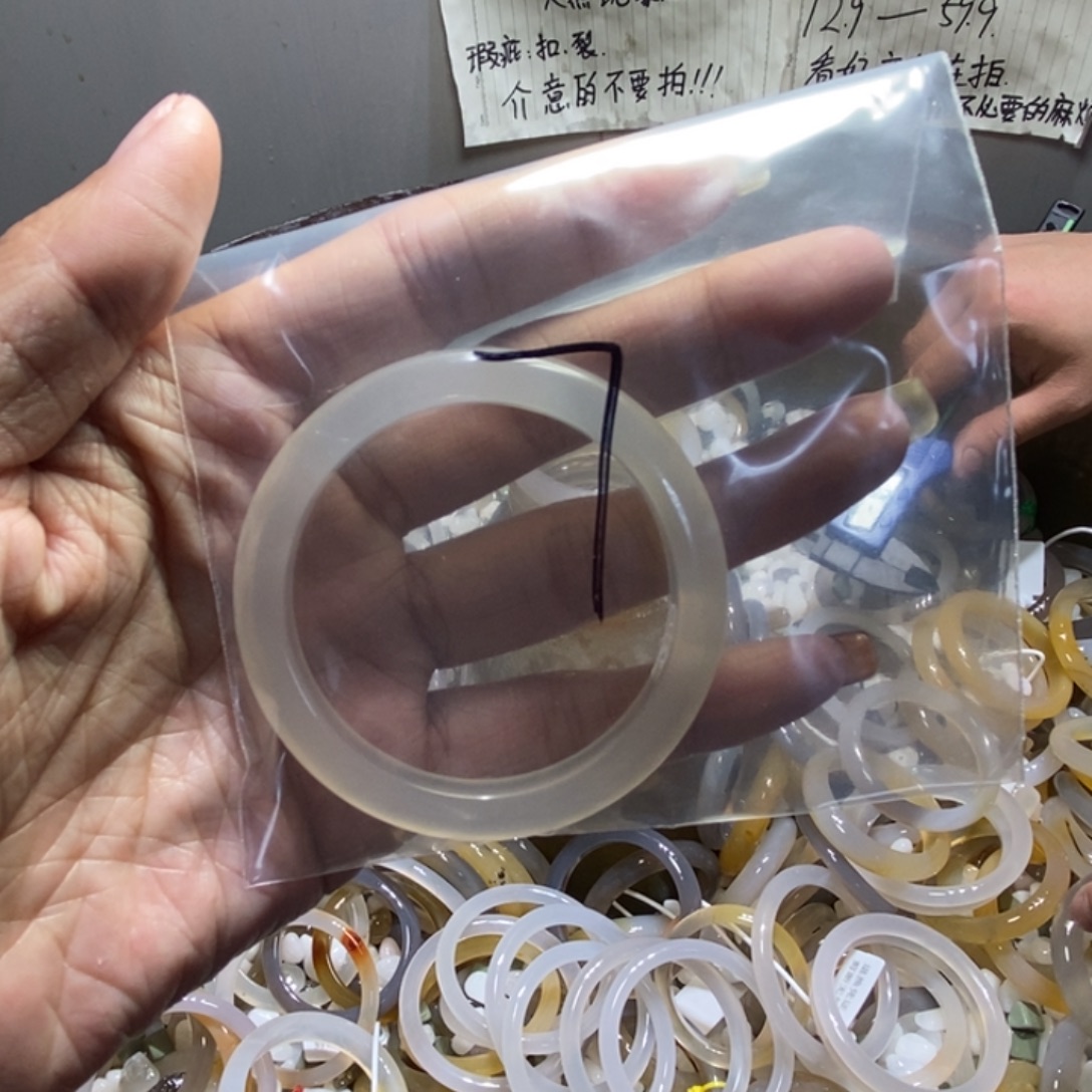 梁***笨玛瑙/玉髓未镶嵌手镯7号