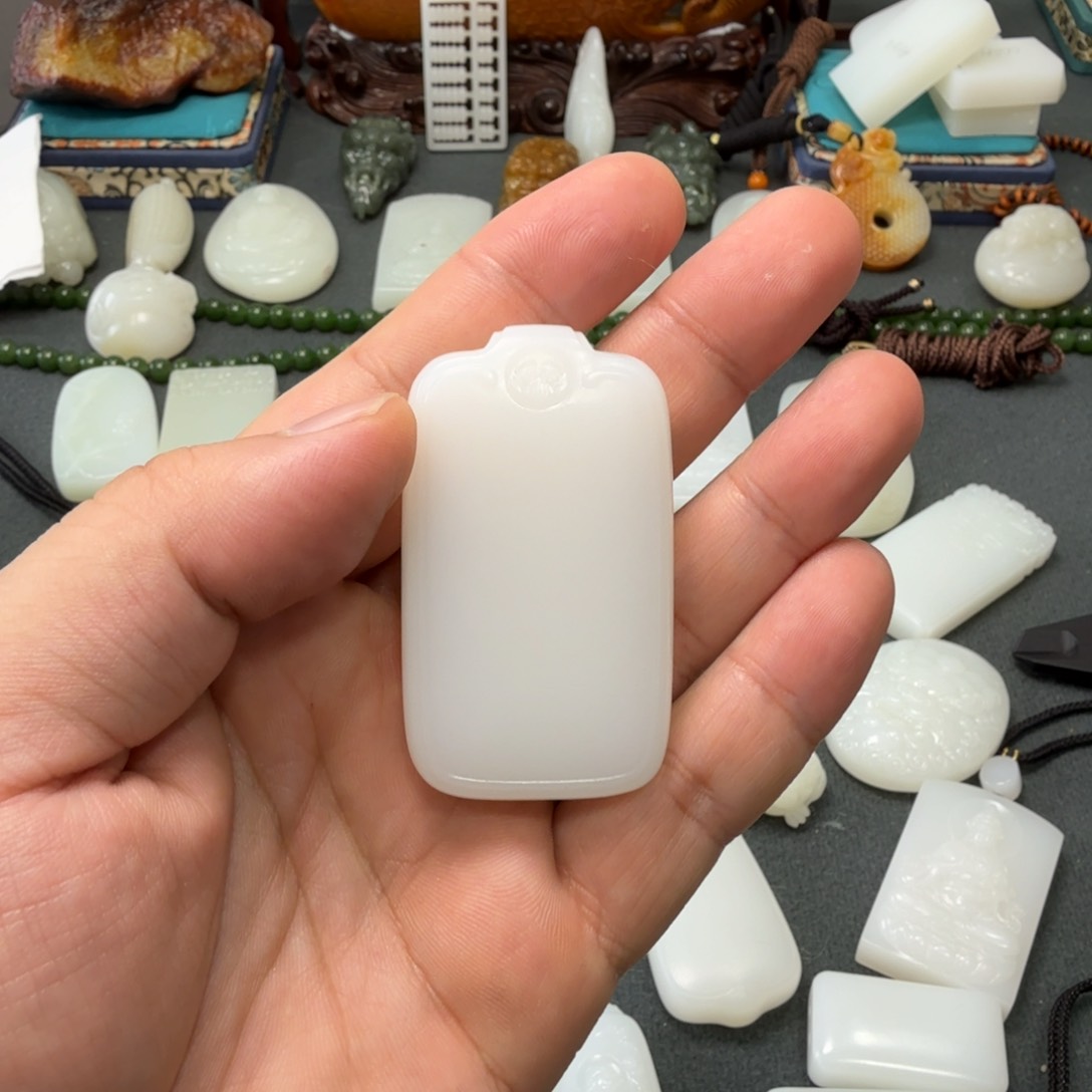 和田玉颈饰未镶嵌三*叶