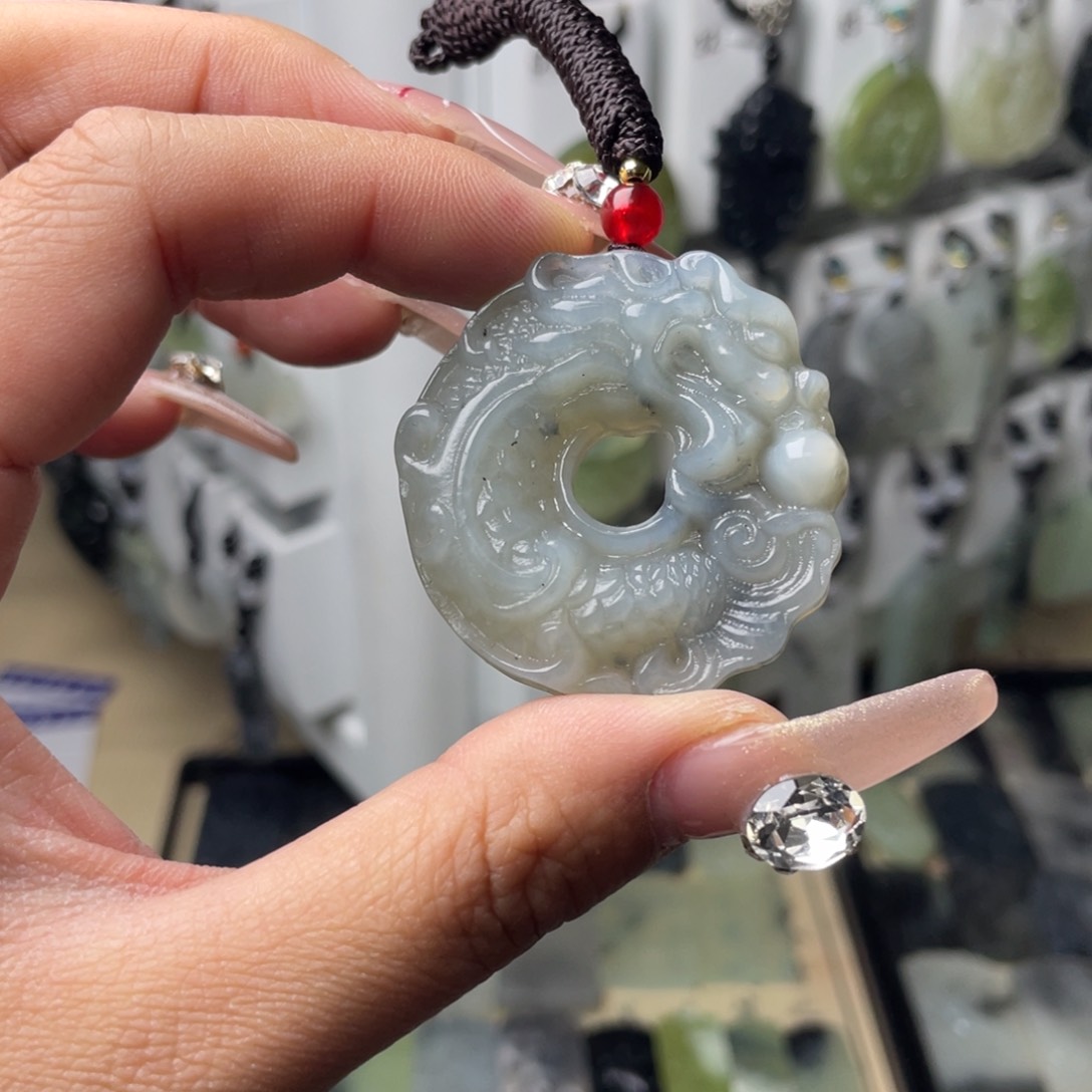 岫玉颈饰未镶嵌龙扣