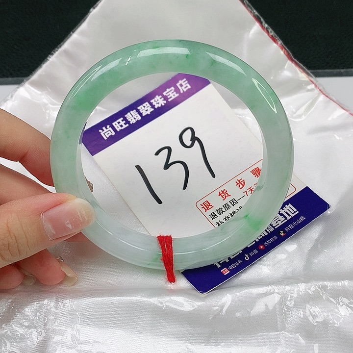 翡翠手镯未镶嵌翡翠