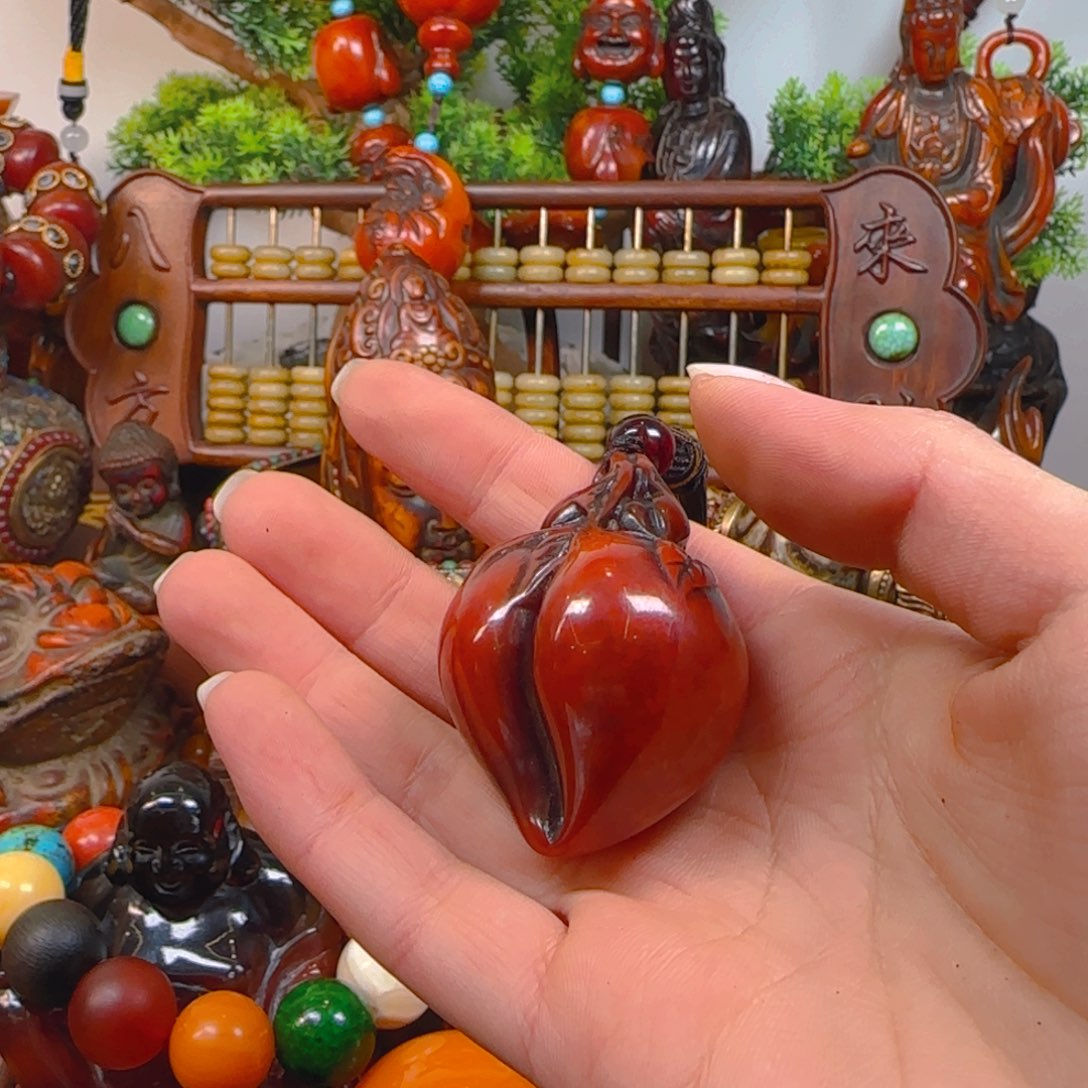 琥珀裸石未镶嵌桃子