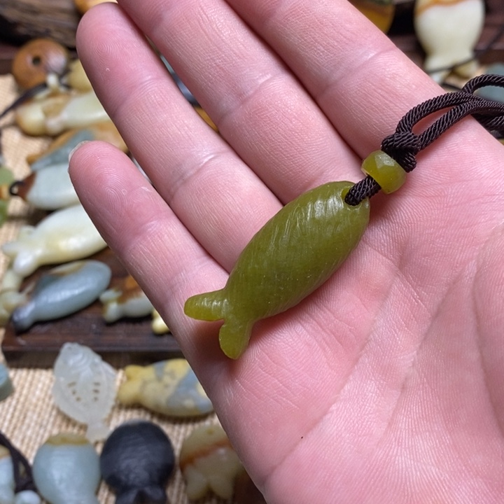 蛇纹石玉未镶嵌颈饰