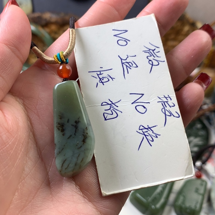 透闪石质玉挂件未镶嵌