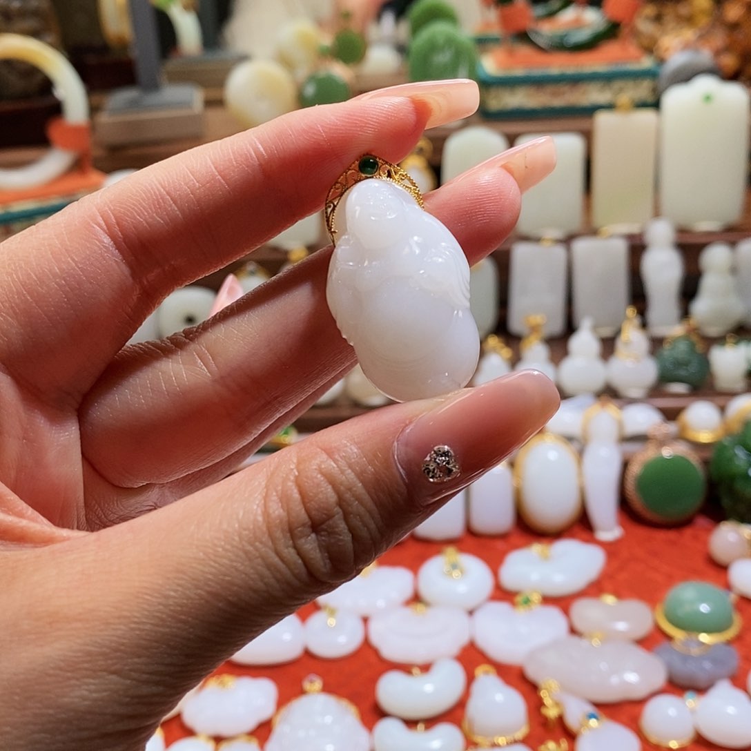 和田玉吊坠(不含链)18K金镶嵌E****u